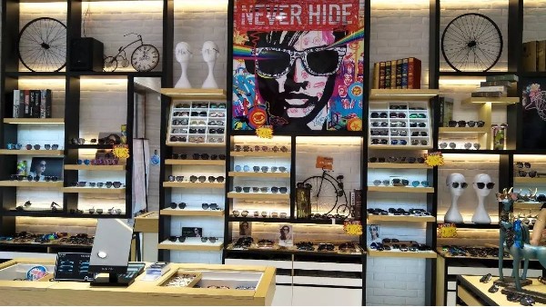 如何設(shè)計手機用的亞克力展示架呢？